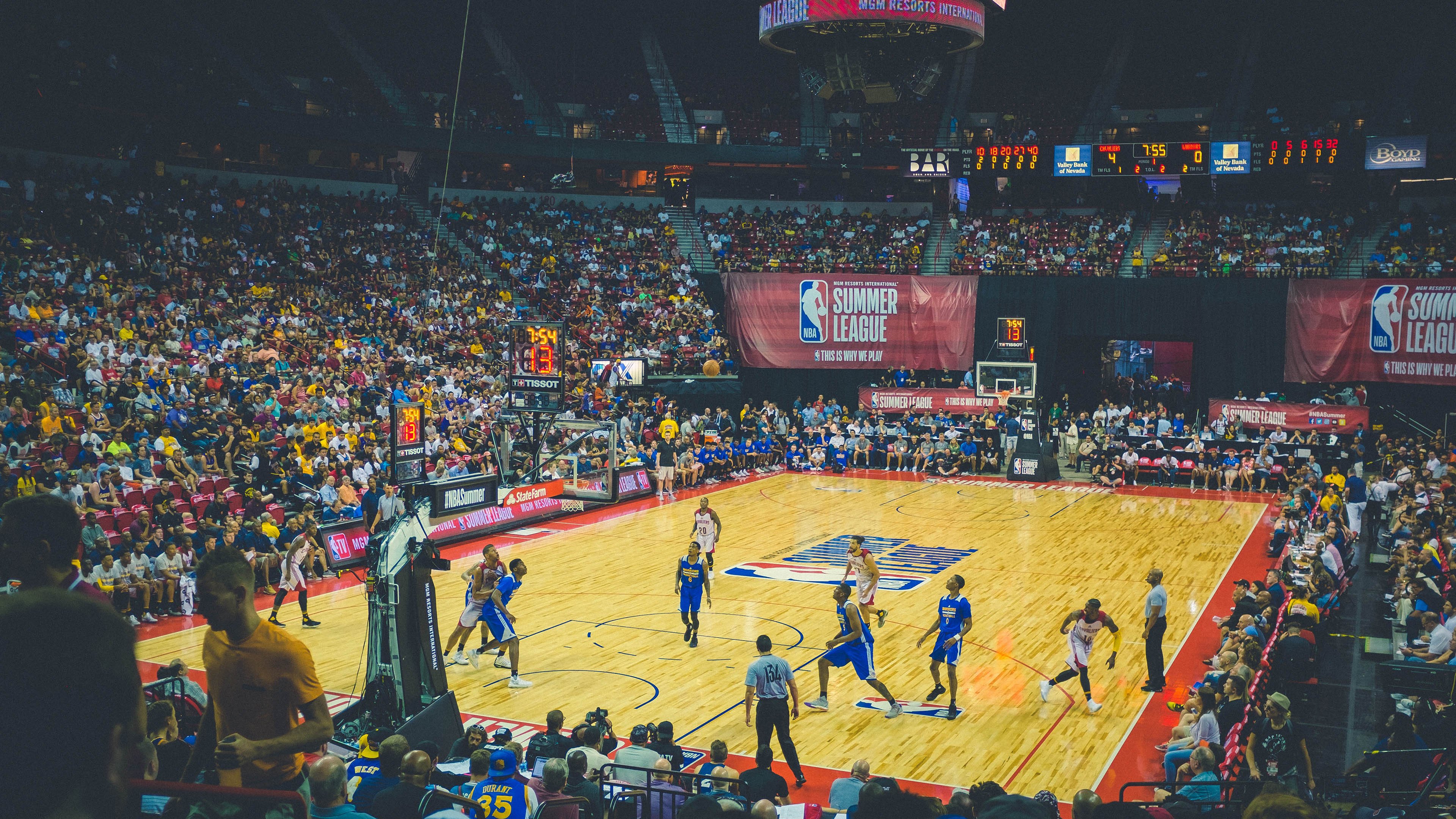 青春拼搏铸就中国篮球辉煌，青春篮球题材的作文